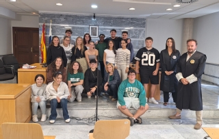El fiscal Tomás Fernández y la jueza Andrea Aguiar con el alumnado y las profesoras al finalizar la jornada de ayer